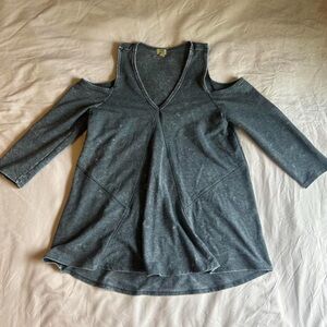 True Craft Cold Shoulder Top – Size Medium